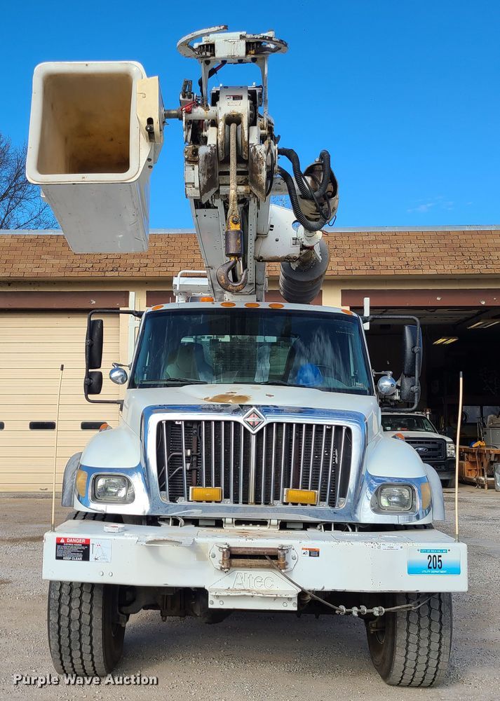 image for item IF9286 2005 International 7400  digger derrick truck