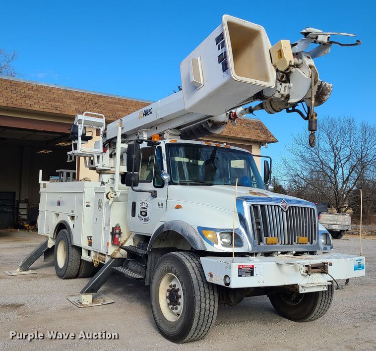 image for item IF9286 2005 International 7400  digger derrick truck