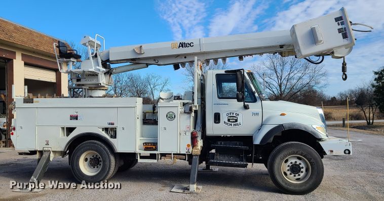 image for item IF9286 2005 International 7400  digger derrick truck