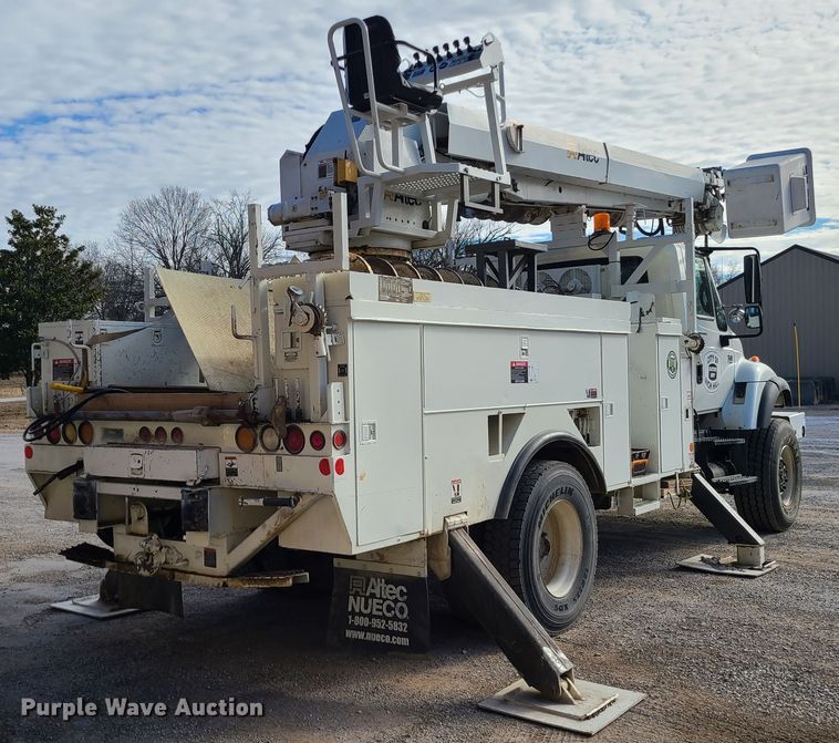 image for item IF9286 2005 International 7400  digger derrick truck