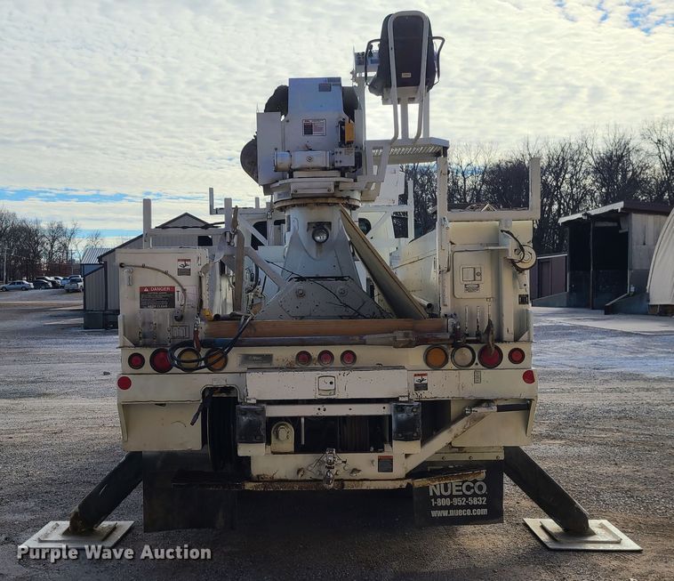 image for item IF9286 2005 International 7400  digger derrick truck