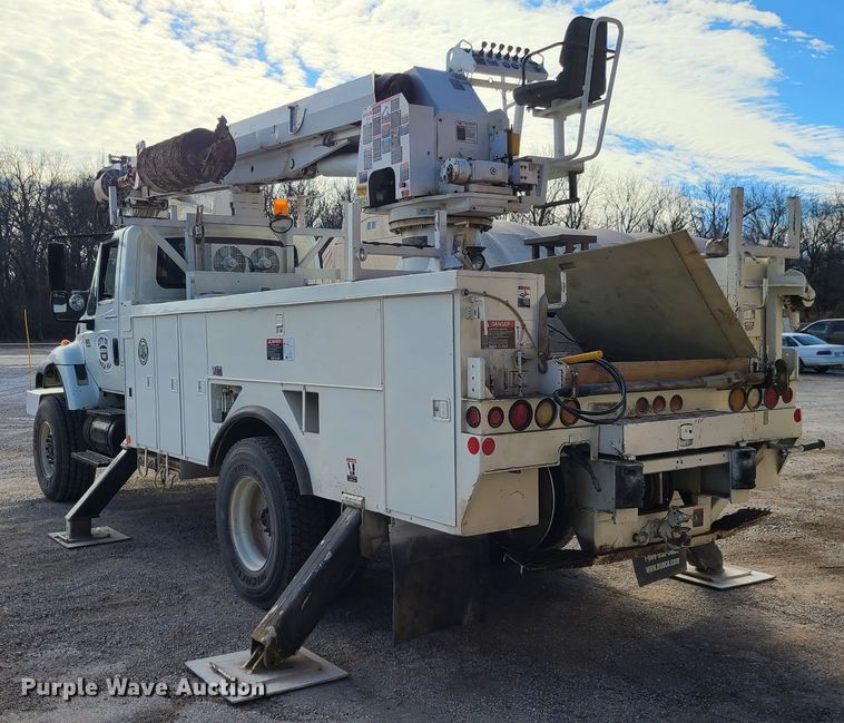 image for item IF9286 2005 International 7400  digger derrick truck