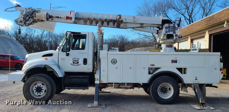 image for item IF9286 2005 International 7400  digger derrick truck