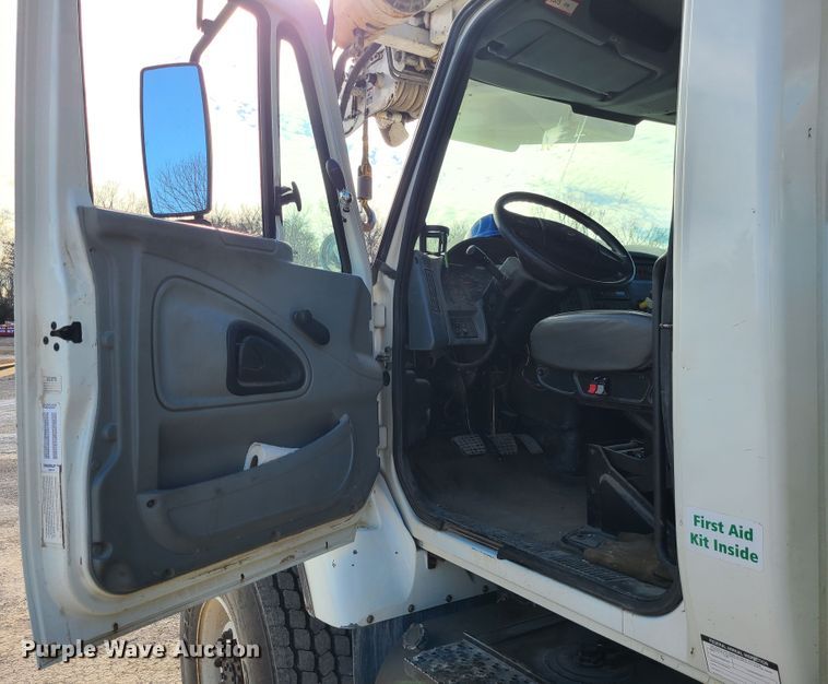 image for item IF9286 2005 International 7400  digger derrick truck