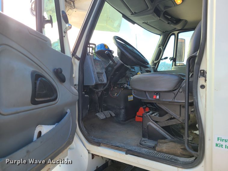 image for item IF9286 2005 International 7400  digger derrick truck