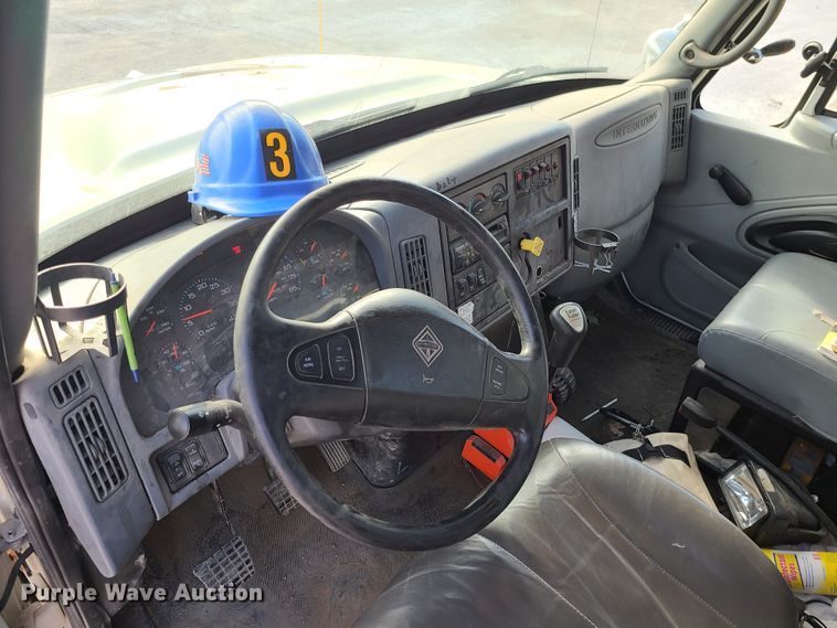 image for item IF9286 2005 International 7400  digger derrick truck