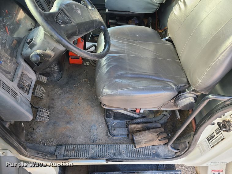 image for item IF9286 2005 International 7400  digger derrick truck