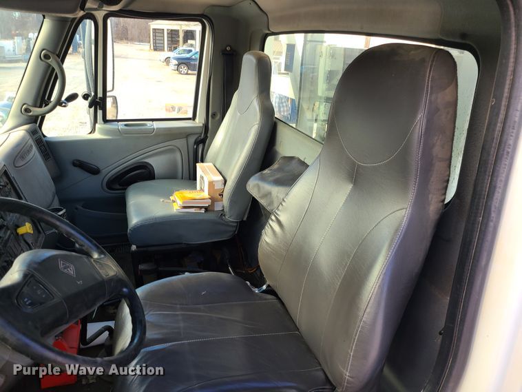 image for item IF9286 2005 International 7400  digger derrick truck