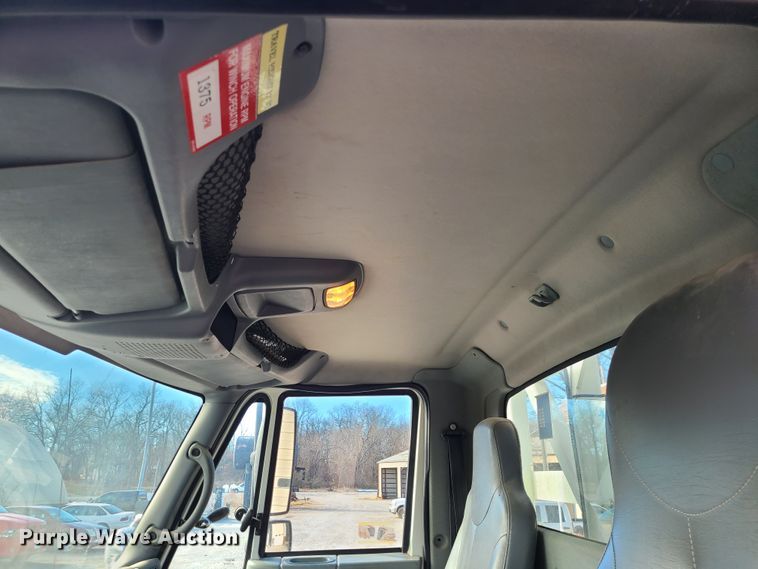 image for item IF9286 2005 International 7400  digger derrick truck