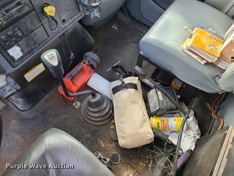 image for item IF9286 2005 International 7400  digger derrick truck