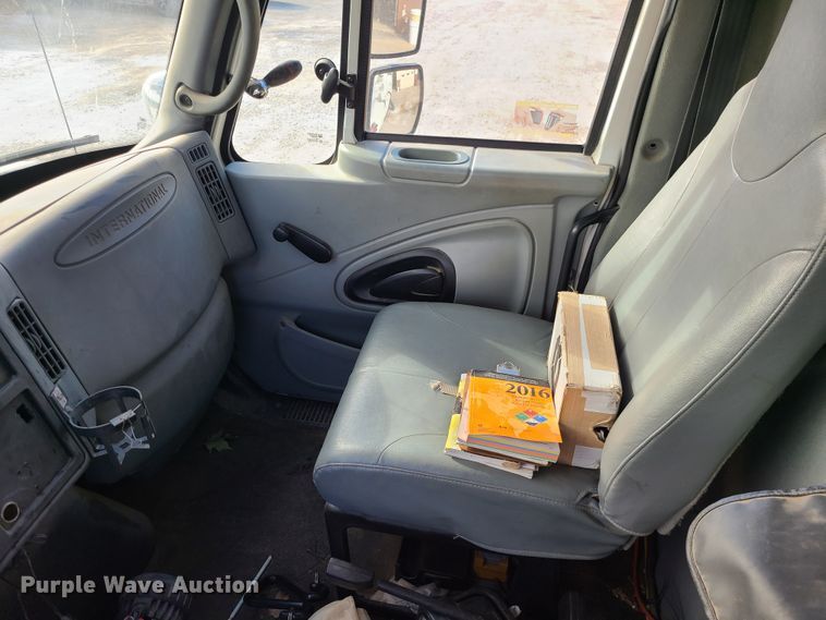 image for item IF9286 2005 International 7400  digger derrick truck