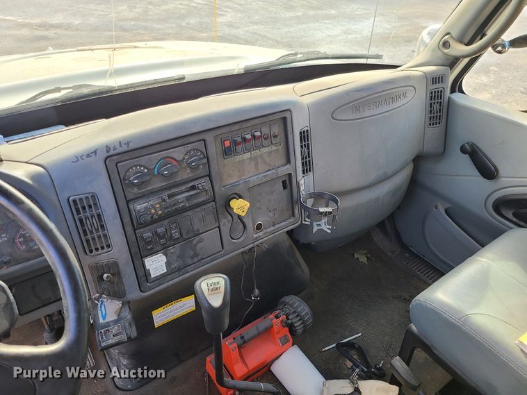 image for item IF9286 2005 International 7400  digger derrick truck