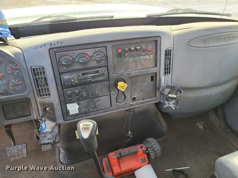 image for item IF9286 2005 International 7400  digger derrick truck