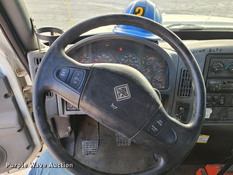 image for item IF9286 2005 International 7400  digger derrick truck