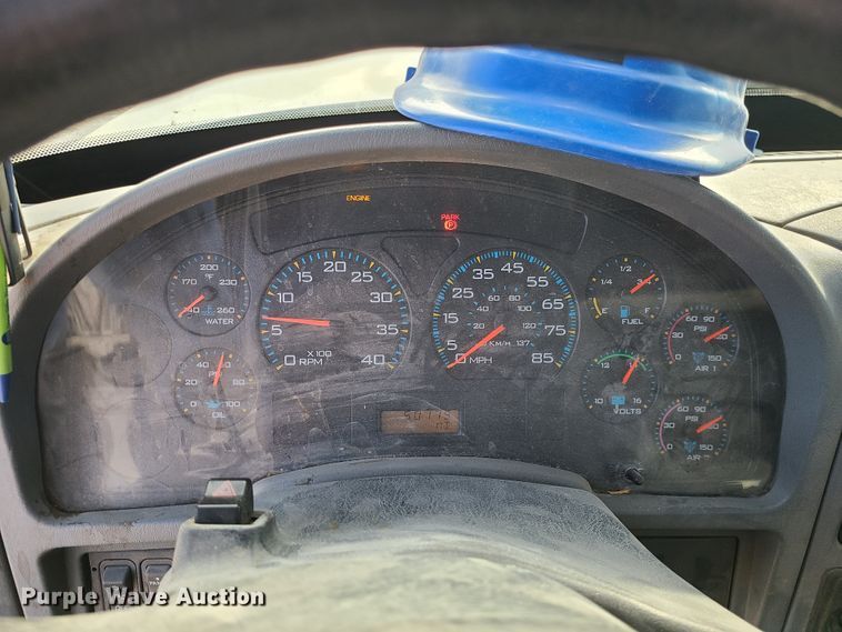 image for item IF9286 2005 International 7400  digger derrick truck