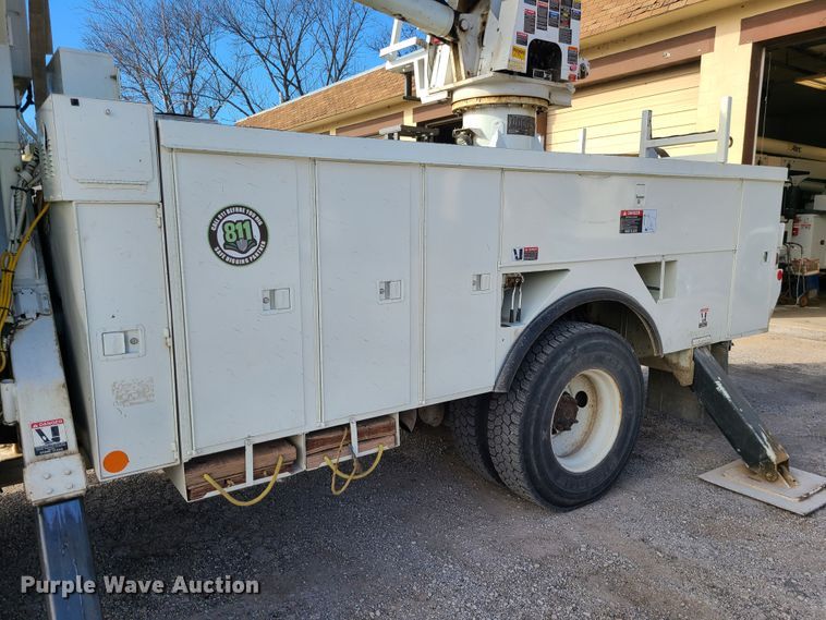 image for item IF9286 2005 International 7400  digger derrick truck