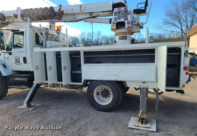 image for item IF9286 2005 International 7400  digger derrick truck