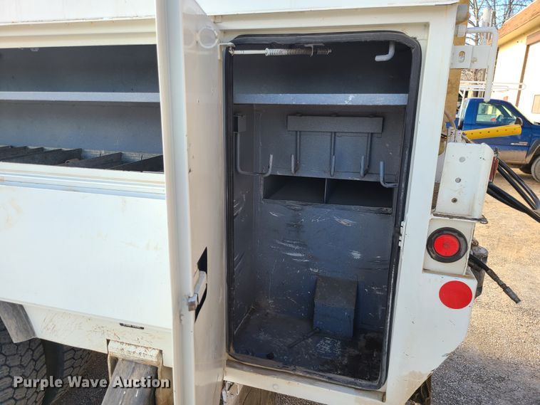 image for item IF9286 2005 International 7400  digger derrick truck