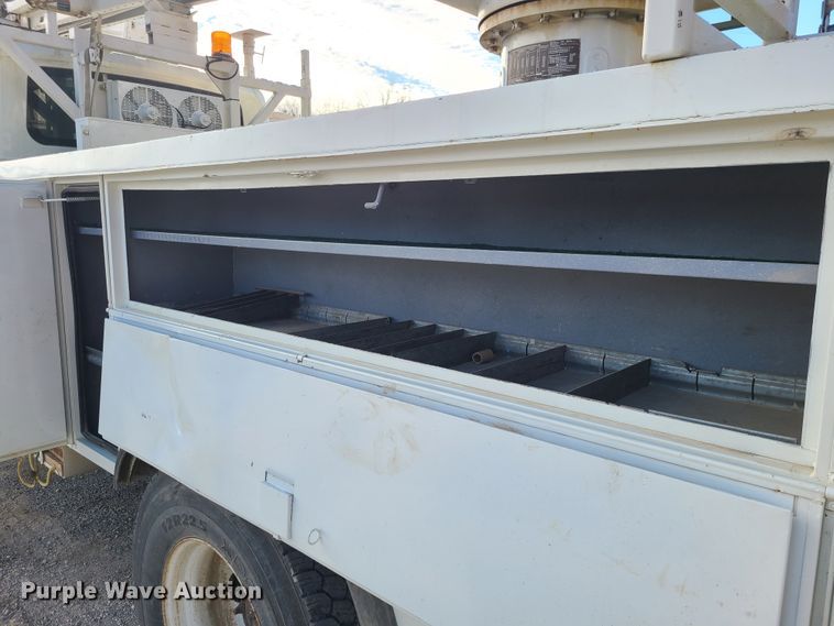 image for item IF9286 2005 International 7400  digger derrick truck