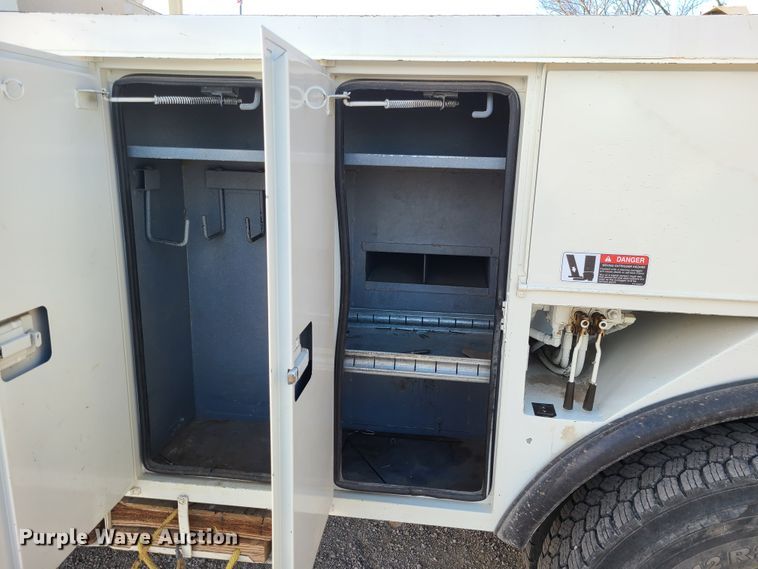 image for item IF9286 2005 International 7400  digger derrick truck