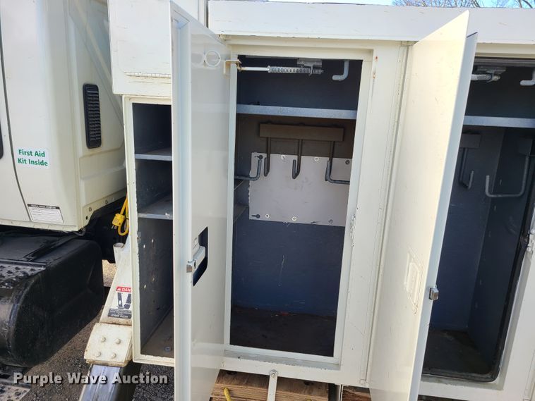 image for item IF9286 2005 International 7400  digger derrick truck