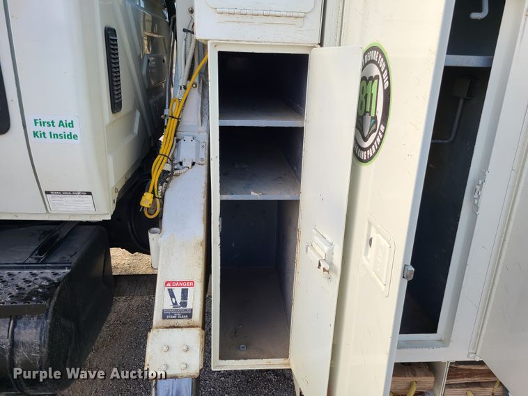 image for item IF9286 2005 International 7400  digger derrick truck