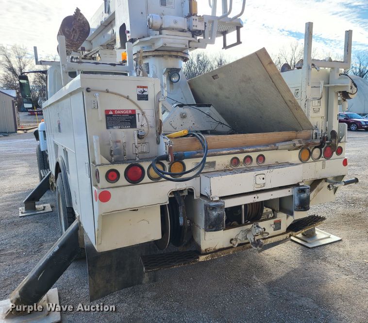 image for item IF9286 2005 International 7400  digger derrick truck