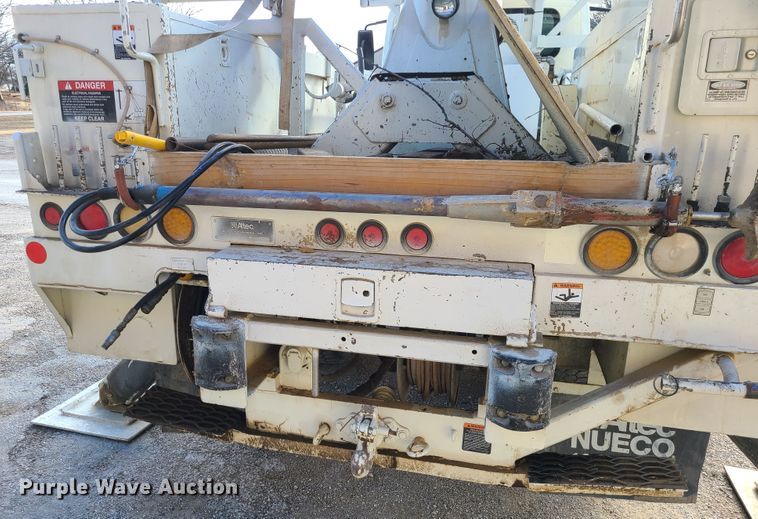 image for item IF9286 2005 International 7400  digger derrick truck