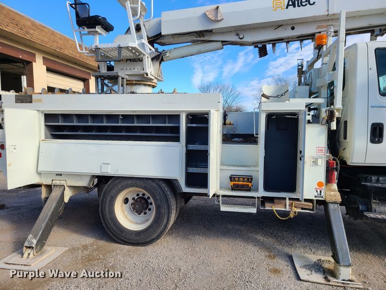 image for item IF9286 2005 International 7400  digger derrick truck