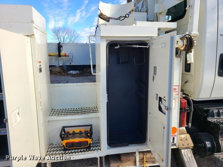 image for item IF9286 2005 International 7400  digger derrick truck