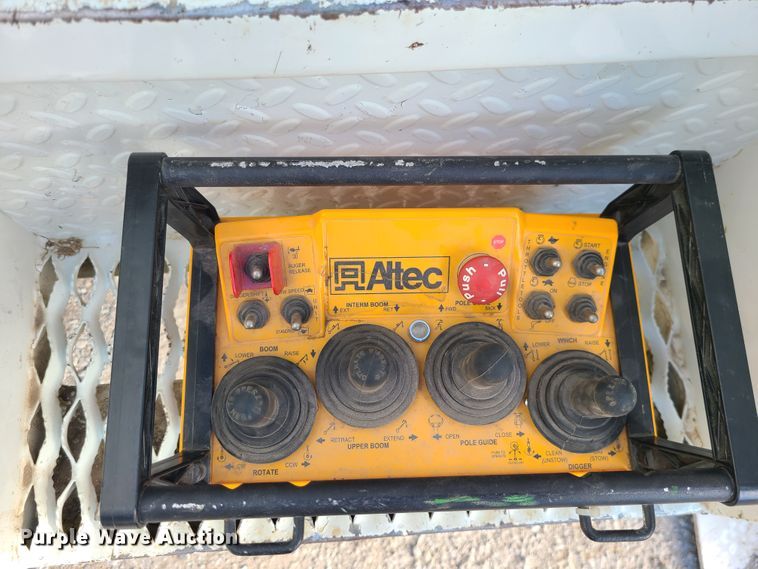 image for item IF9286 2005 International 7400  digger derrick truck