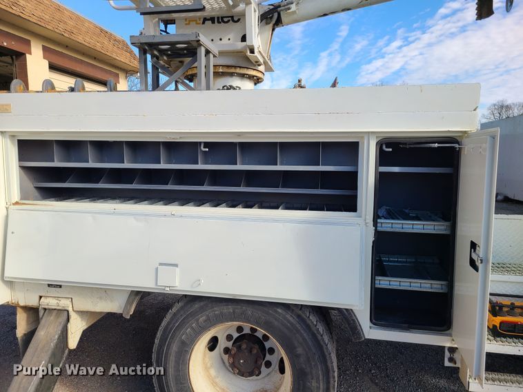 image for item IF9286 2005 International 7400  digger derrick truck