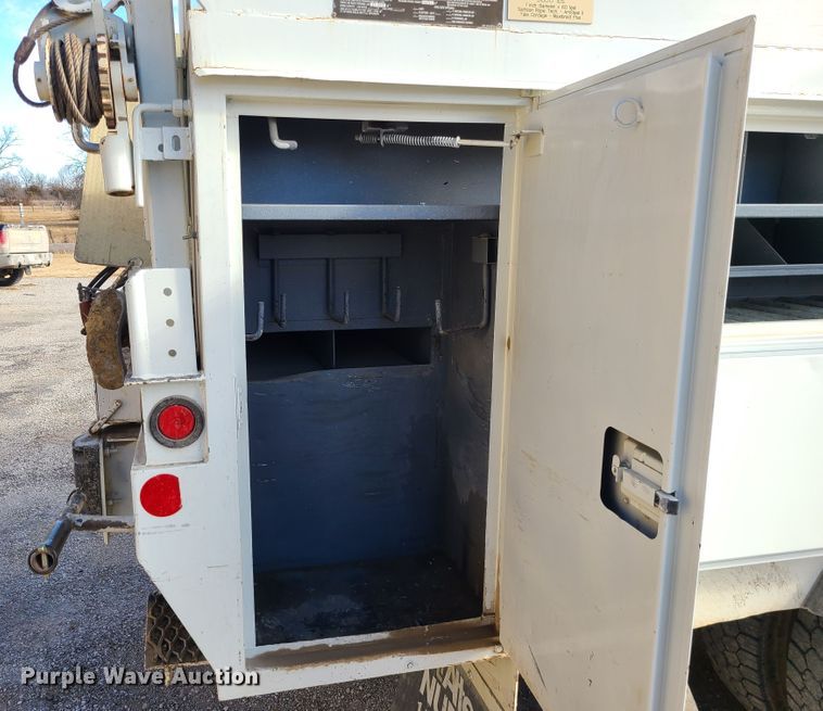 image for item IF9286 2005 International 7400  digger derrick truck