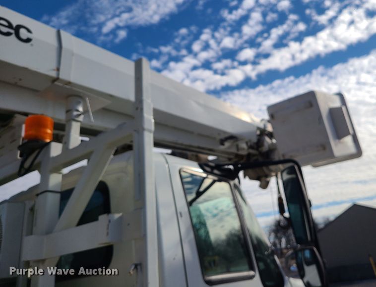 image for item IF9286 2005 International 7400  digger derrick truck