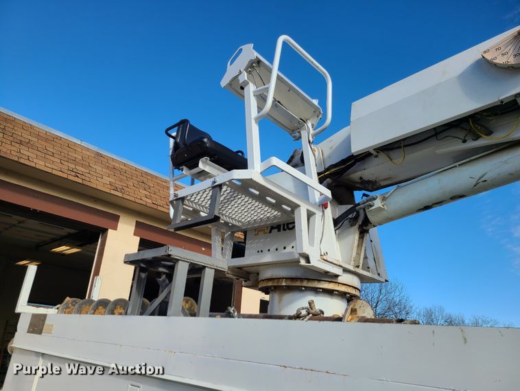 image for item IF9286 2005 International 7400  digger derrick truck