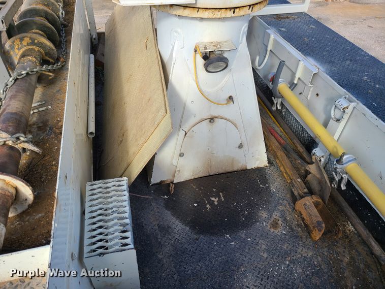 image for item IF9286 2005 International 7400  digger derrick truck