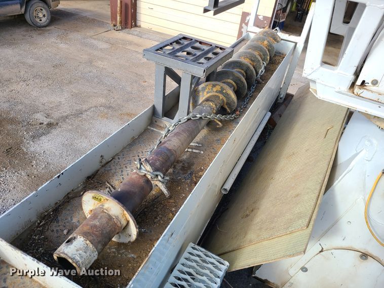 image for item IF9286 2005 International 7400  digger derrick truck