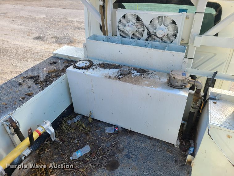 image for item IF9286 2005 International 7400  digger derrick truck