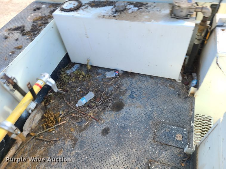 image for item IF9286 2005 International 7400  digger derrick truck