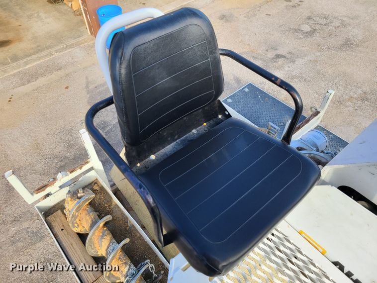 image for item IF9286 2005 International 7400  digger derrick truck