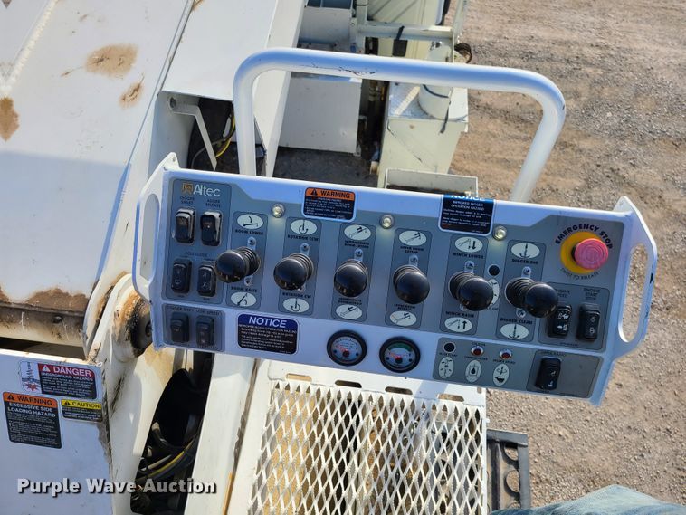 image for item IF9286 2005 International 7400  digger derrick truck