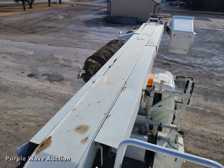 image for item IF9286 2005 International 7400  digger derrick truck