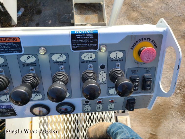 image for item IF9286 2005 International 7400  digger derrick truck