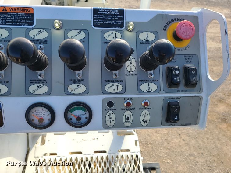 image for item IF9286 2005 International 7400  digger derrick truck