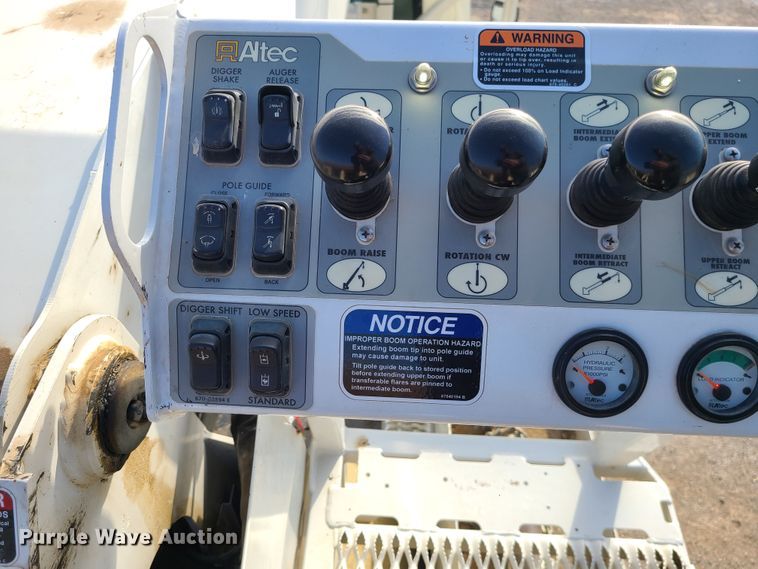 image for item IF9286 2005 International 7400  digger derrick truck