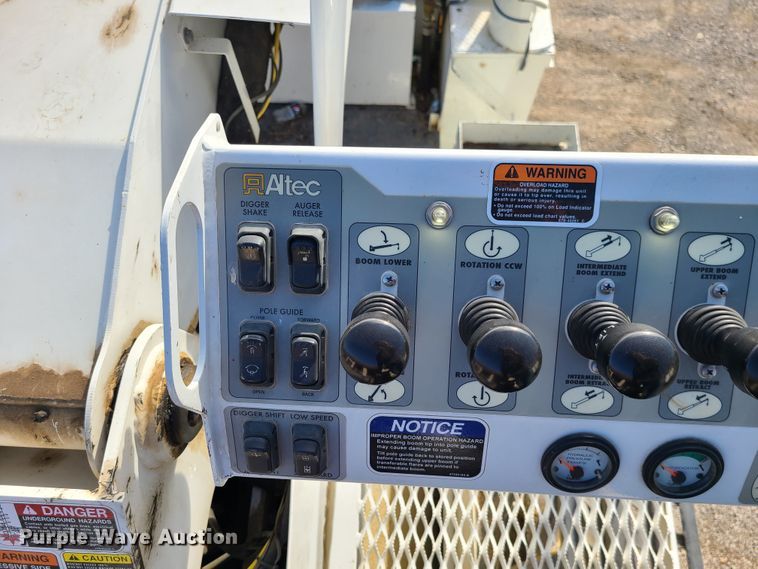 image for item IF9286 2005 International 7400  digger derrick truck