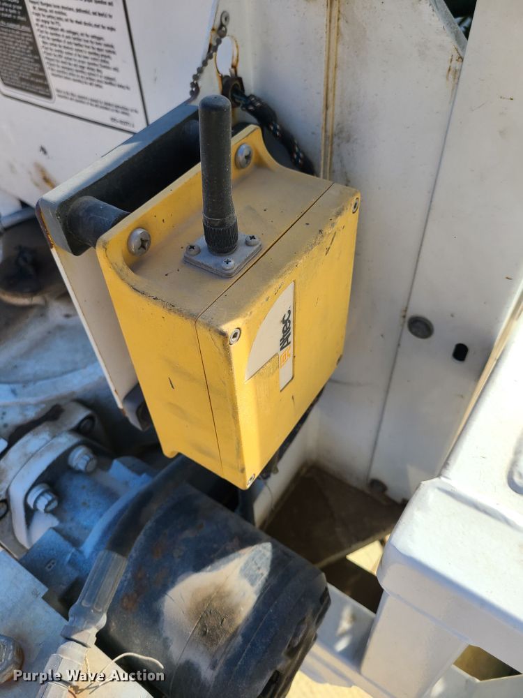 image for item IF9286 2005 International 7400  digger derrick truck