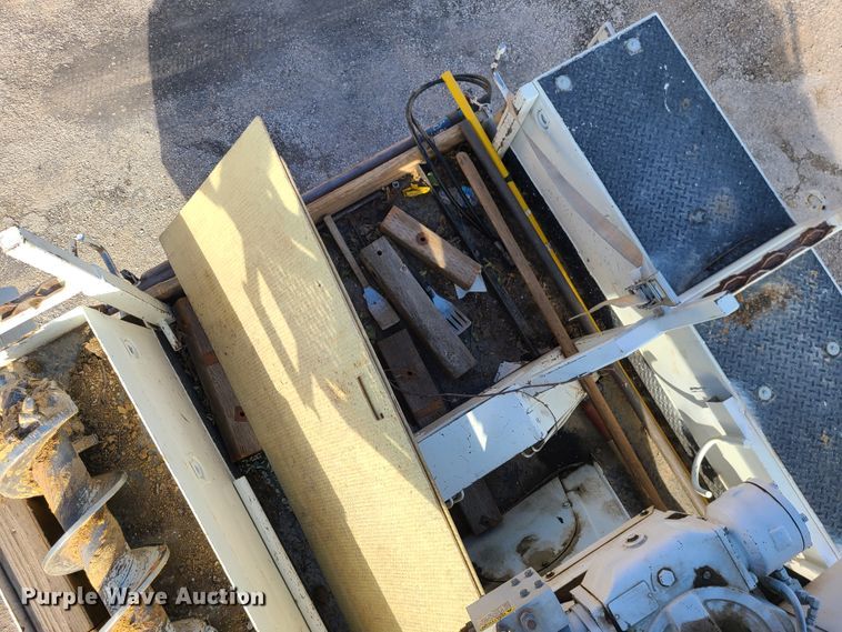 image for item IF9286 2005 International 7400  digger derrick truck