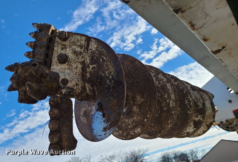 image for item IF9286 2005 International 7400  digger derrick truck