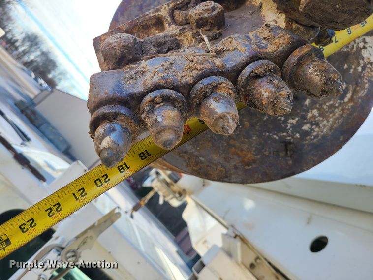 image for item IF9286 2005 International 7400  digger derrick truck